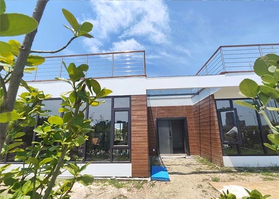 Moderne case prefabbricate con sistemi di cornice in acciaio di calibro leggero Bungalow in legno per la spiaggia