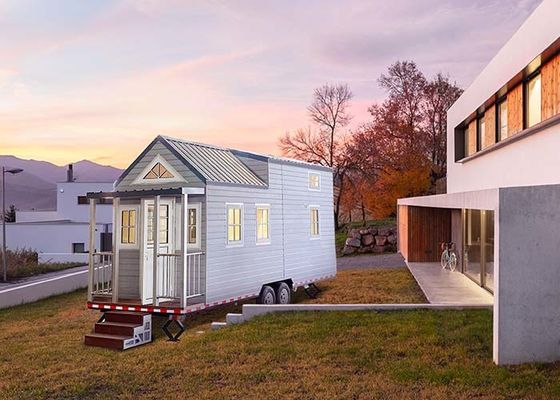 Casa minuscola prefabbricata moderna della struttura d'acciaio sulle ruote: Case fabbricate accessibili
